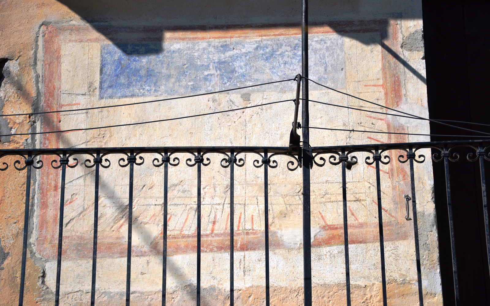 Meridiana sul muro della canonica di San Claudio